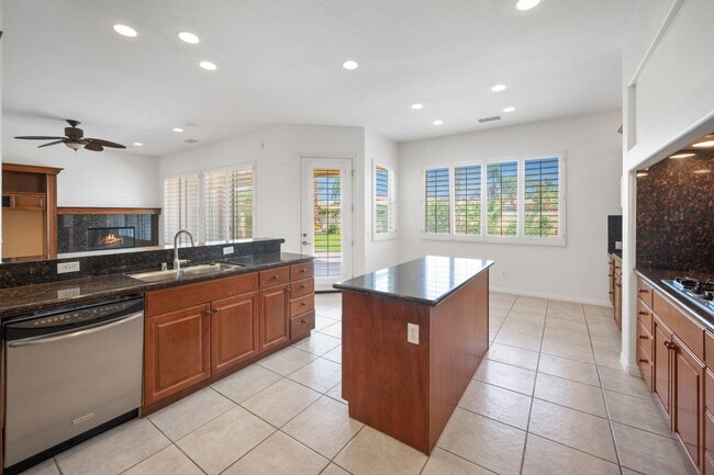 Building Photo - 124 Tesori Dr