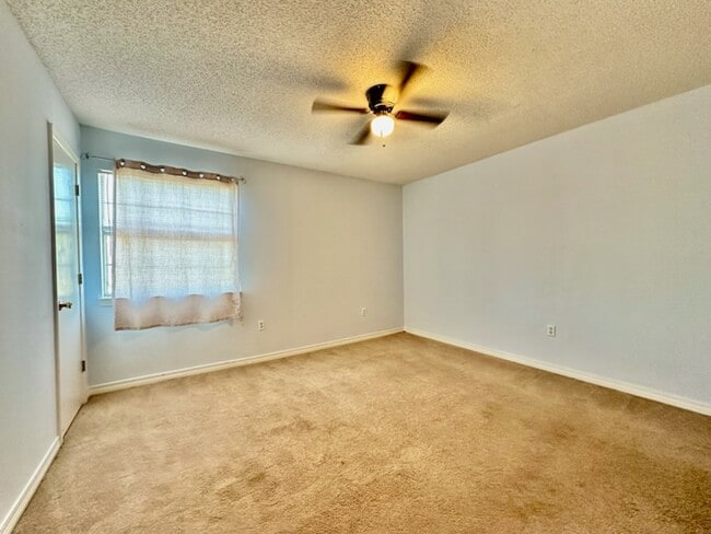 Building Photo - 1828 Whispering Oaks Ln