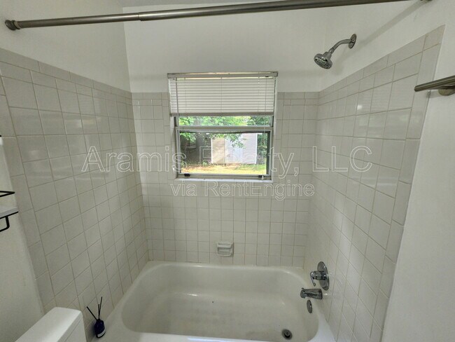 Building Photo - 1222 Crestwood Dr SE