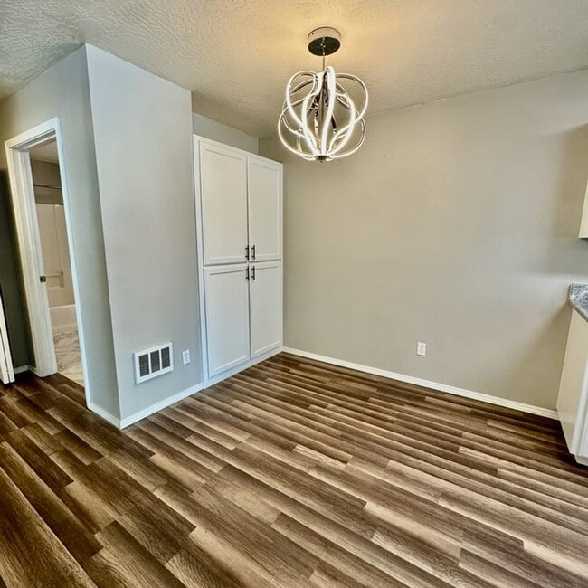 Building Photo - Modern 1 Bed, 1 Bath Ground-Floor Condo in...