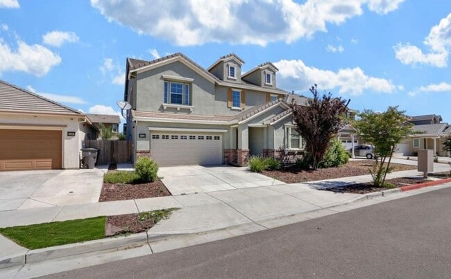 Building Photo - Beautiful 5 Bedroom, 3 Bath Tracy Home / B...