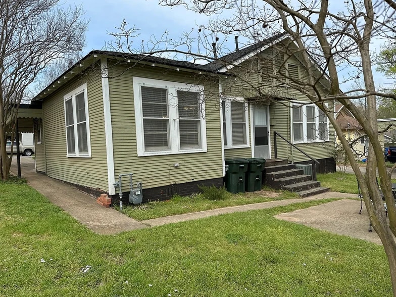 Backyard - 521 E Charnwood St