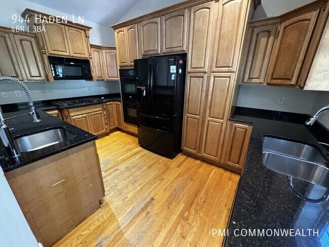 Building Photo - 944 Haden Ln