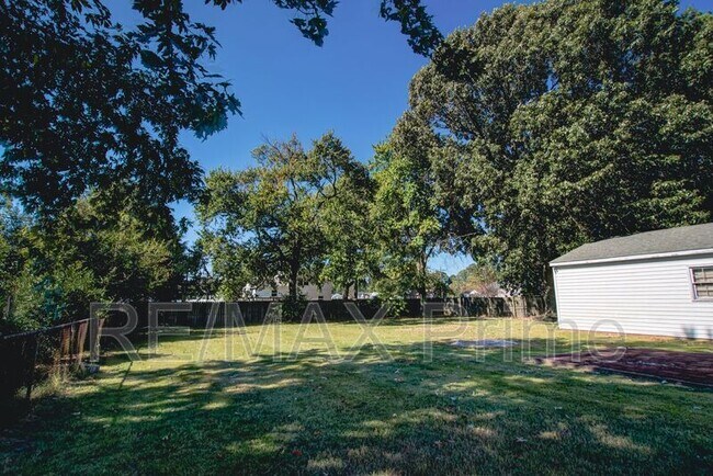 Building Photo - 321 Patrician Dr