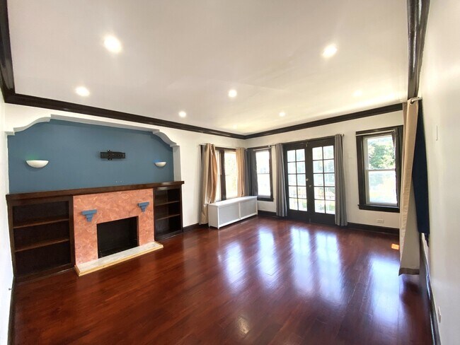 Building Photo - 5434 N Spaulding Ave