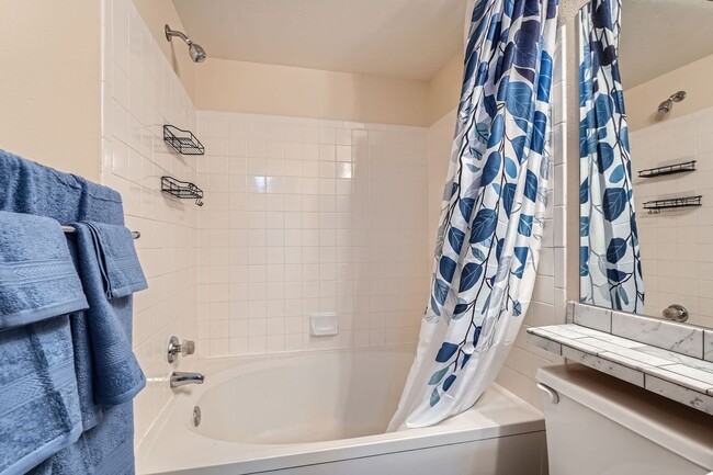 Building Photo - 2 BDR Near Boulder Country Club