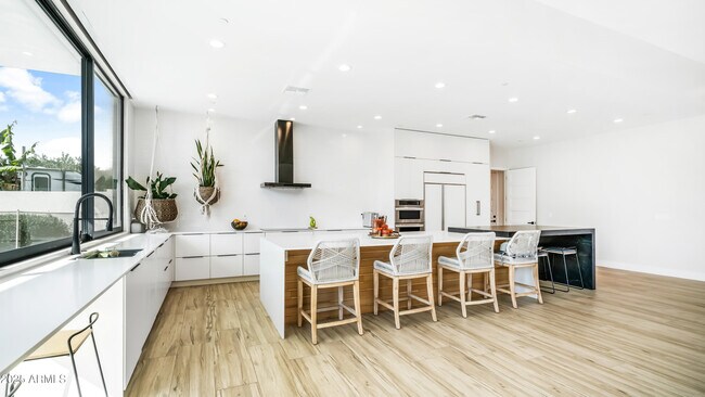 Building Photo - 7417 E Paradise Dr