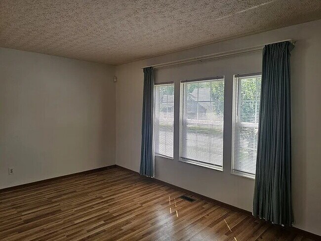 Building Photo - Beautiful and spacious 3 bedroom 2 full bath ranch in the highly desired Pickerington Schools dis...