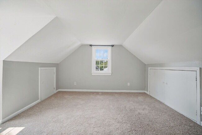 Building Photo - RARE FIND-4 BEDROOMS, 2 BATHROOMS, FENCED BACK YARD and GARAGE-PETS!!