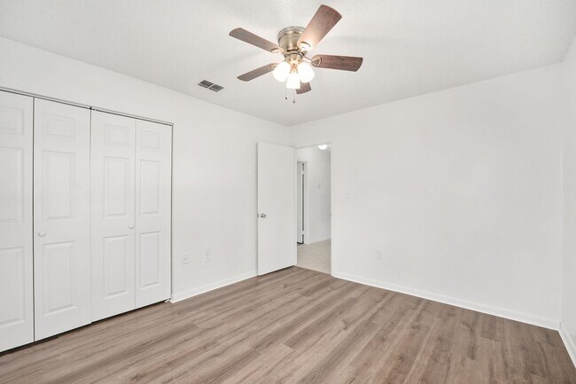 Building Photo - Spacious 3-Bedroom Home with Fireplace, Split Floor Plan & Screened Lanai in Southeast Ocala!