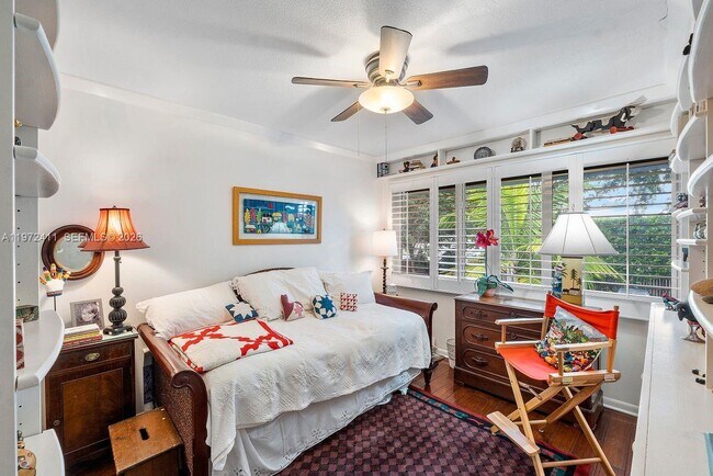 Building Photo - 4905 SW 71st Pl