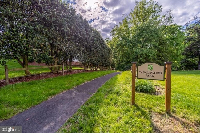 Building Photo - 2235 Abbotsford Dr