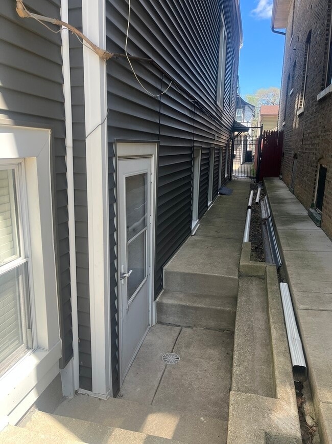 Building Photo - 3129 N St Louis Ave