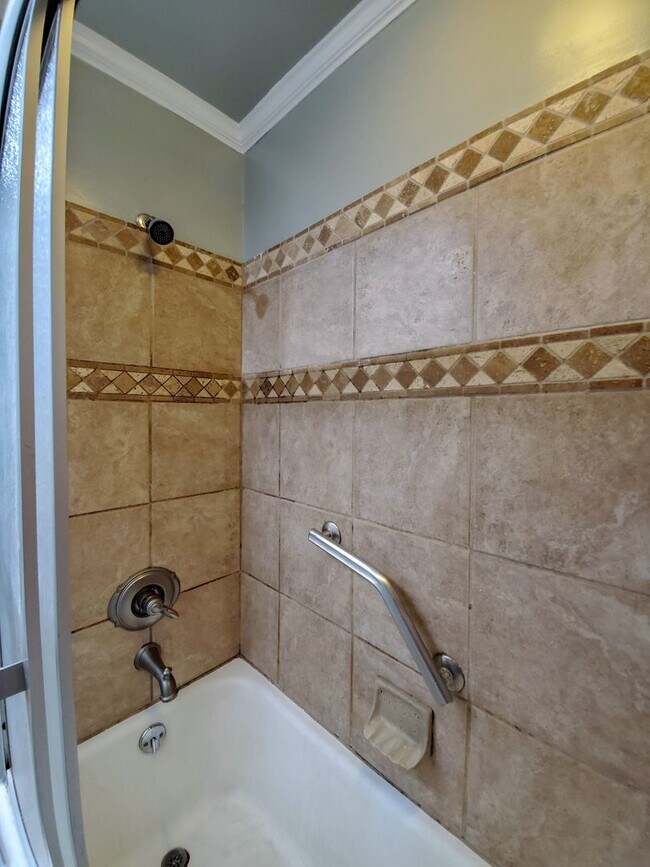 Building Photo - 4 Bedroom 2 bath Home in Shawnee