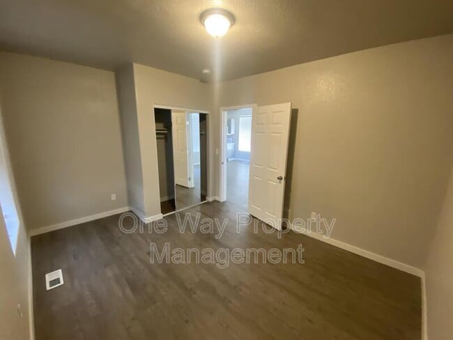 Building Photo - 822 4th St