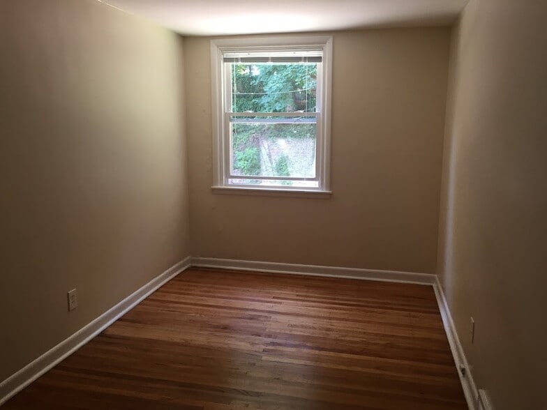 bedroom - 7006 Boyer St