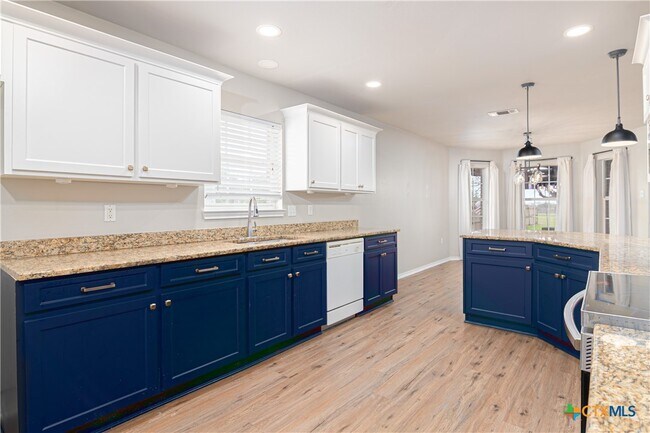 Building Photo - 121 Castlewood Dr