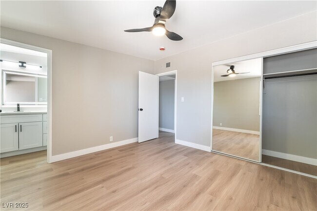 Building Photo - 2749 Del Mar Pl