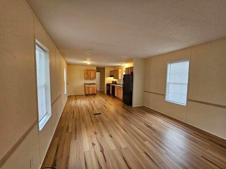 Building Photo - 637 Scarlet Dr