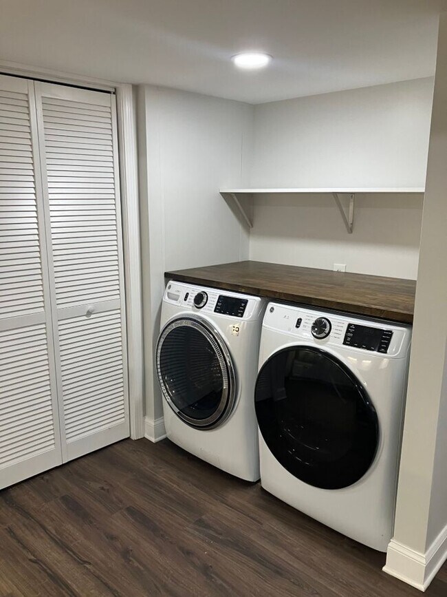 Building Photo - Lower Level Apartment in Beautiful Brentwo...