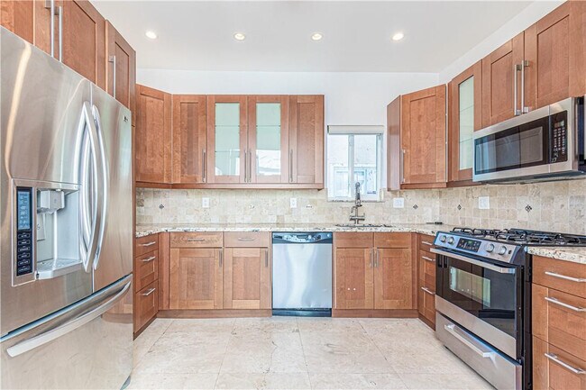 Building Photo - 1220 SE 2nd St