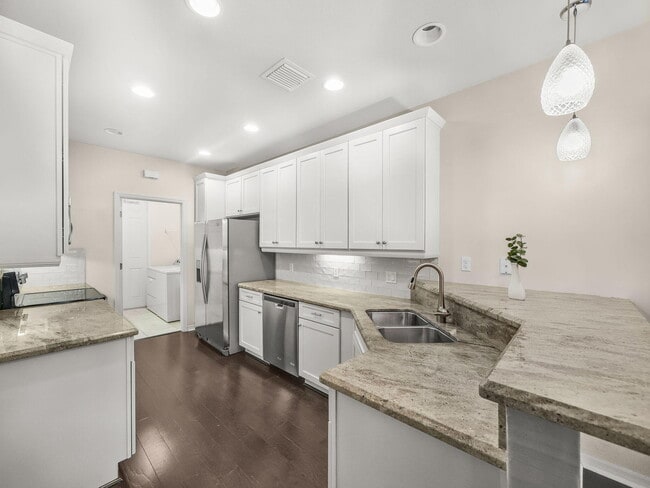 Building Photo - 1184 S Community Dr