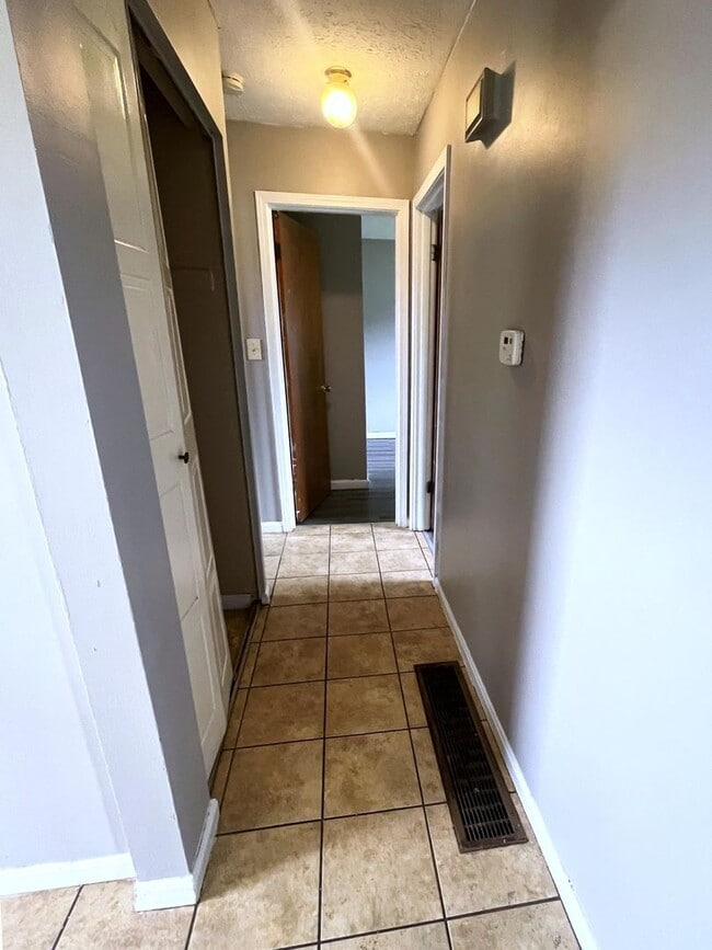 Building Photo - 4-5 Bedroom With 1 Bathroom