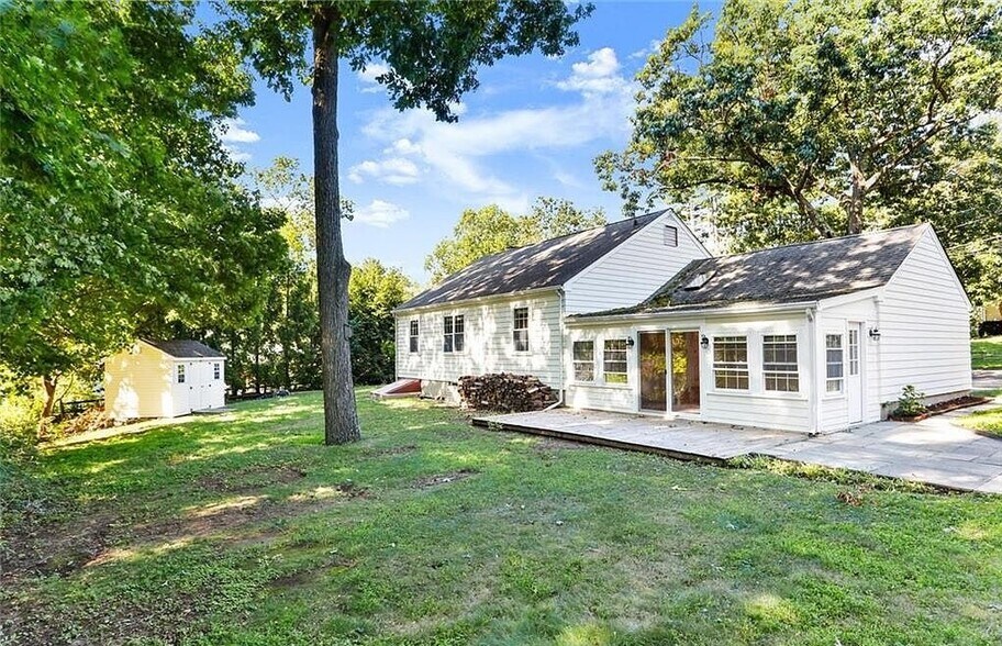 Building Photo - 8 Deerwood Ct