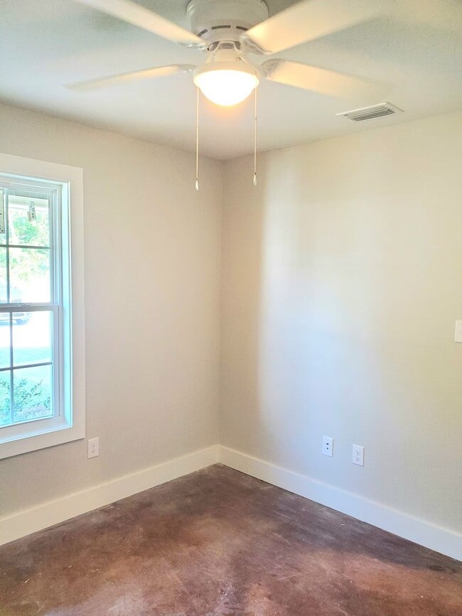 Building Photo - Great 3/2 home available in Elberta