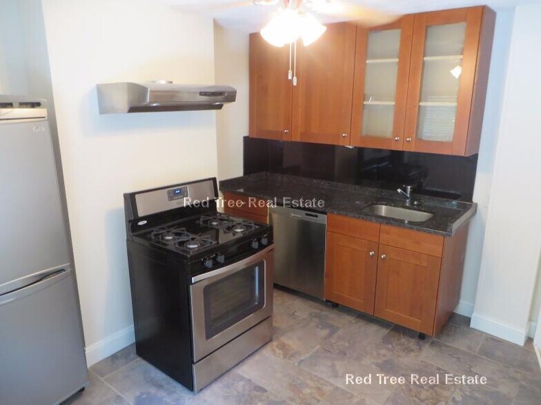 Building Photo - 49 St Germain St