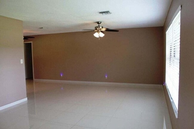 Building Photo - 221 Bilbao St