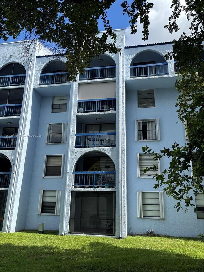 Building Photo - 9460 Fontainebleau Blvd