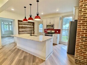 Building Photo - **August 2028** HUGE 8 Bed 6 Bath !! Fully Remodeled!!