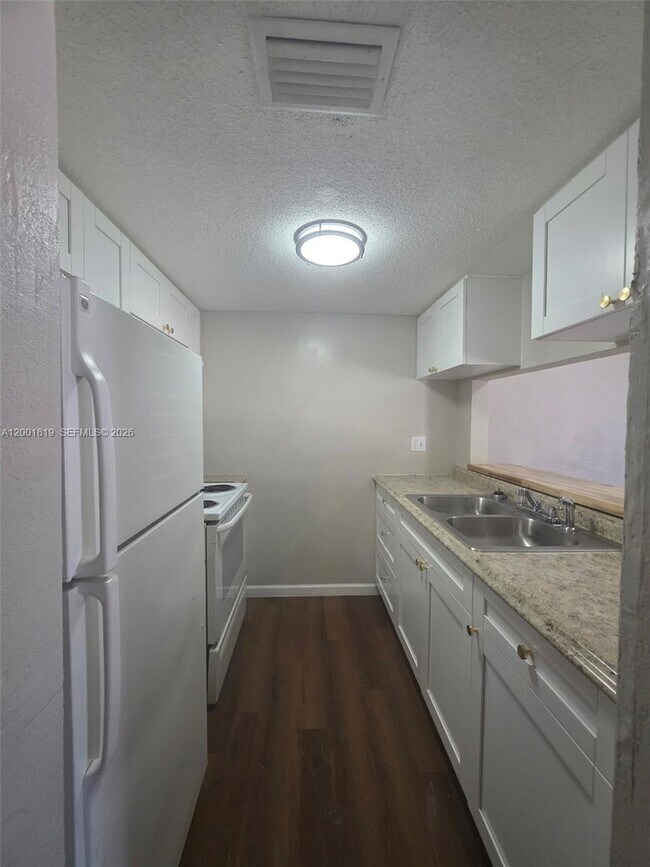 Building Photo - 313 Country Club Oval