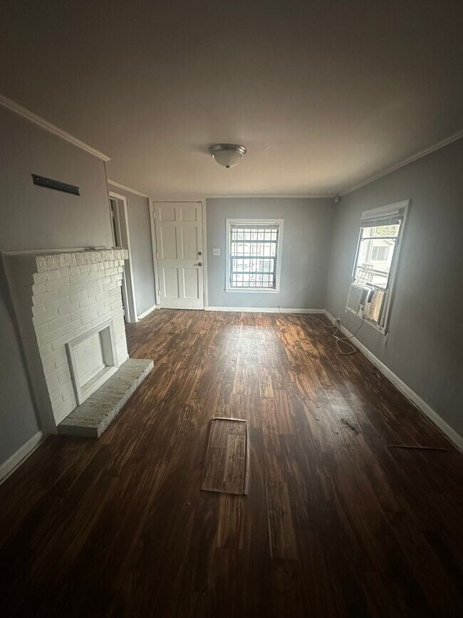 Building Photo - Charming 3 bedroom 1 bath with a huge workshop!