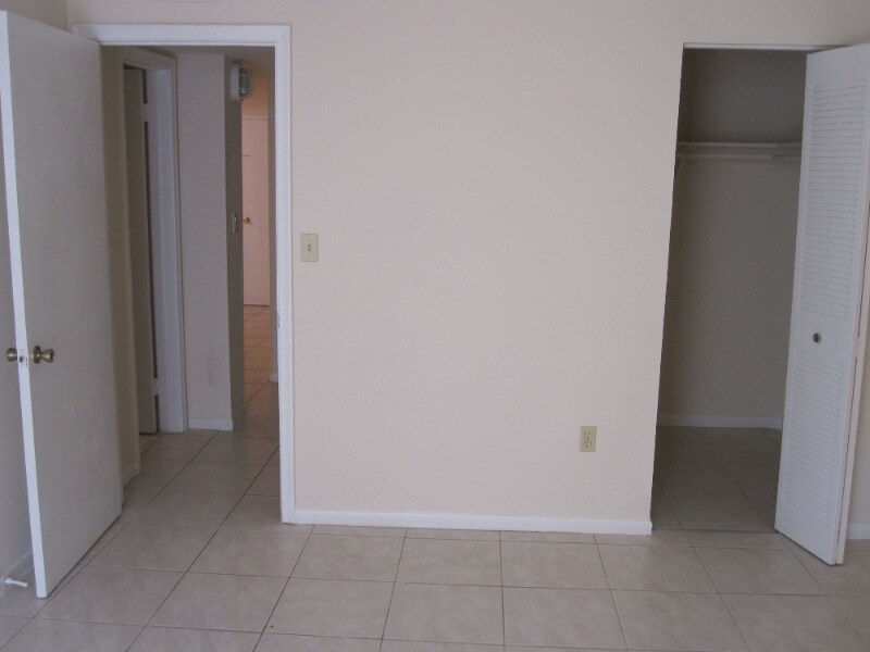 Building Photo - 6904 N Kendall Dr