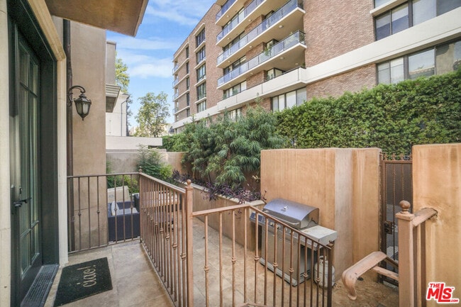 Building Photo - 208 S Lasky Dr