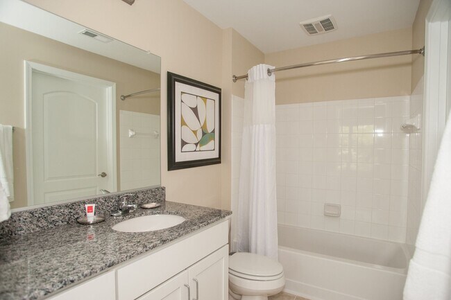 Building Photo - 3 Bedroom Townhouse at the Woodlands - END UNIT * only $500 deposit - End Unit