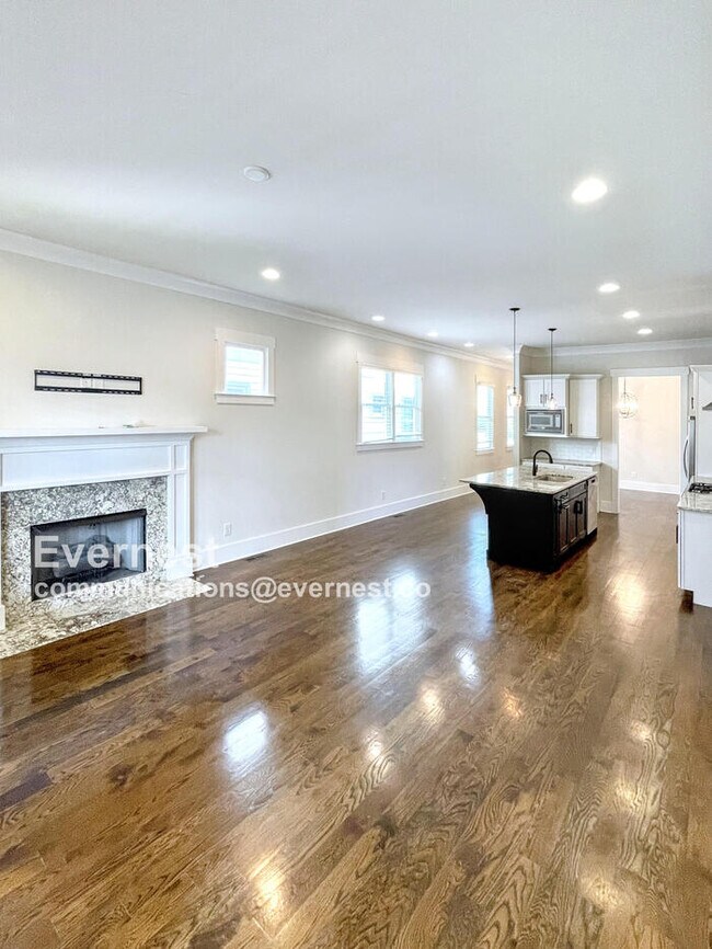 Building Photo - Spacious Town Home with Fenced Yard and Ample Parking