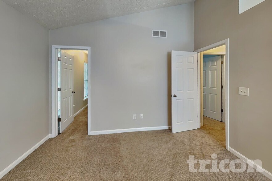 Building Photo - 9598 Lakeview Cir