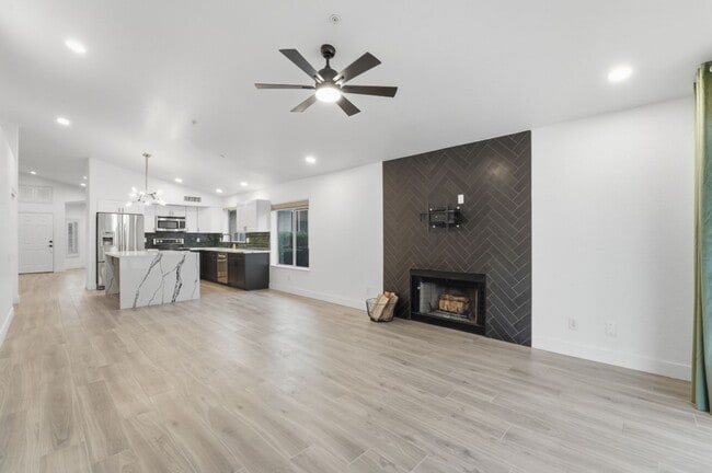 Building Photo - Modern & Spacious 3 Bed 2 Bath Home in Nor...