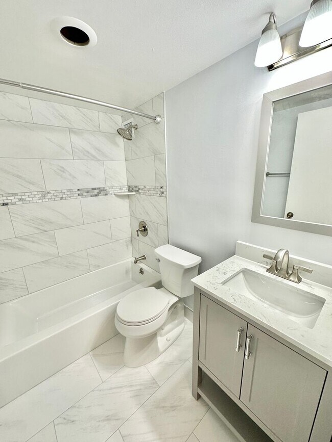 Building Photo - Spacious One Bedroom Condo In the Heart of Dupont - 17th/New Hampshire.