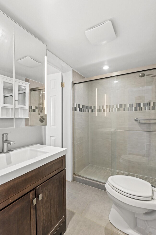 Building Photo - 2936 Lake Shore Dr