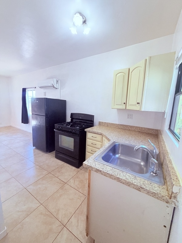 Building Photo - 2425 N Santa Rita Ave