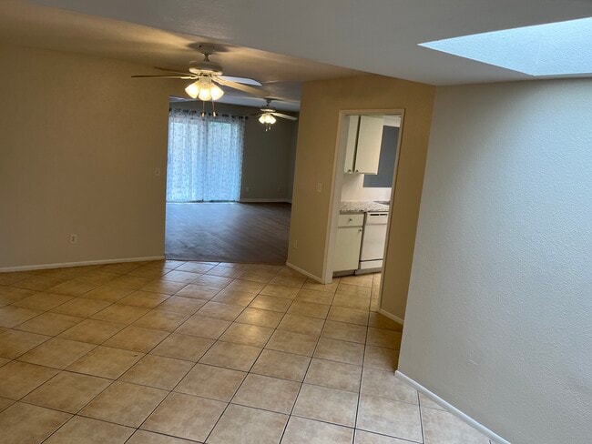 Building Photo - 517 W Duke Dr