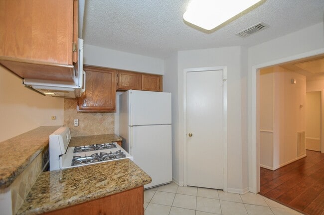 Building Photo - 3015 Sam Houston Dr