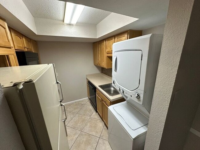 Building Photo - **MOVE IN SPECIAL $500 Off the first months rent** COZY 2 Bedroom/1.5 Bathroom 2nd Floor Condo!!