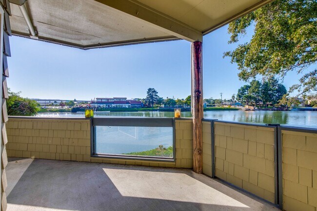 Building Photo - 1108 Shoreline Dr