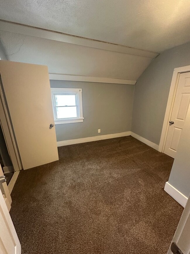 Building Photo - 4 Bed / 2 Bath Sunroom, Updated Kitchen & Spacious Layout!