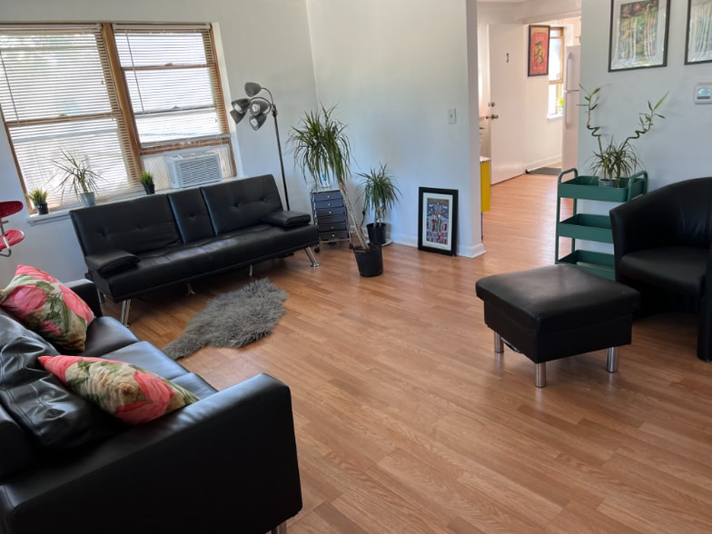 Building Photo - 3411 S Howell Ave